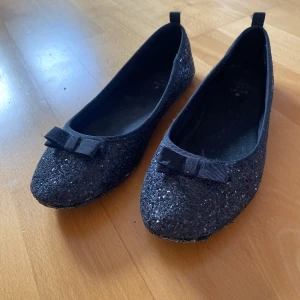 Finskor - Fina skor i svart glitter i storlek 38🪩🎉⭐️ Skriv vid frågor<3