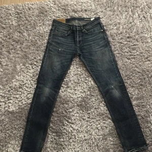 Dondup Jeans - Tjenare, Säljer mina fina Dondup jeans med diskreta små slitningar med en klassisk mörk blå färg då de inte kommer till användning längre. Skick 9/10 Nästan helt nya inga defekter alls.
