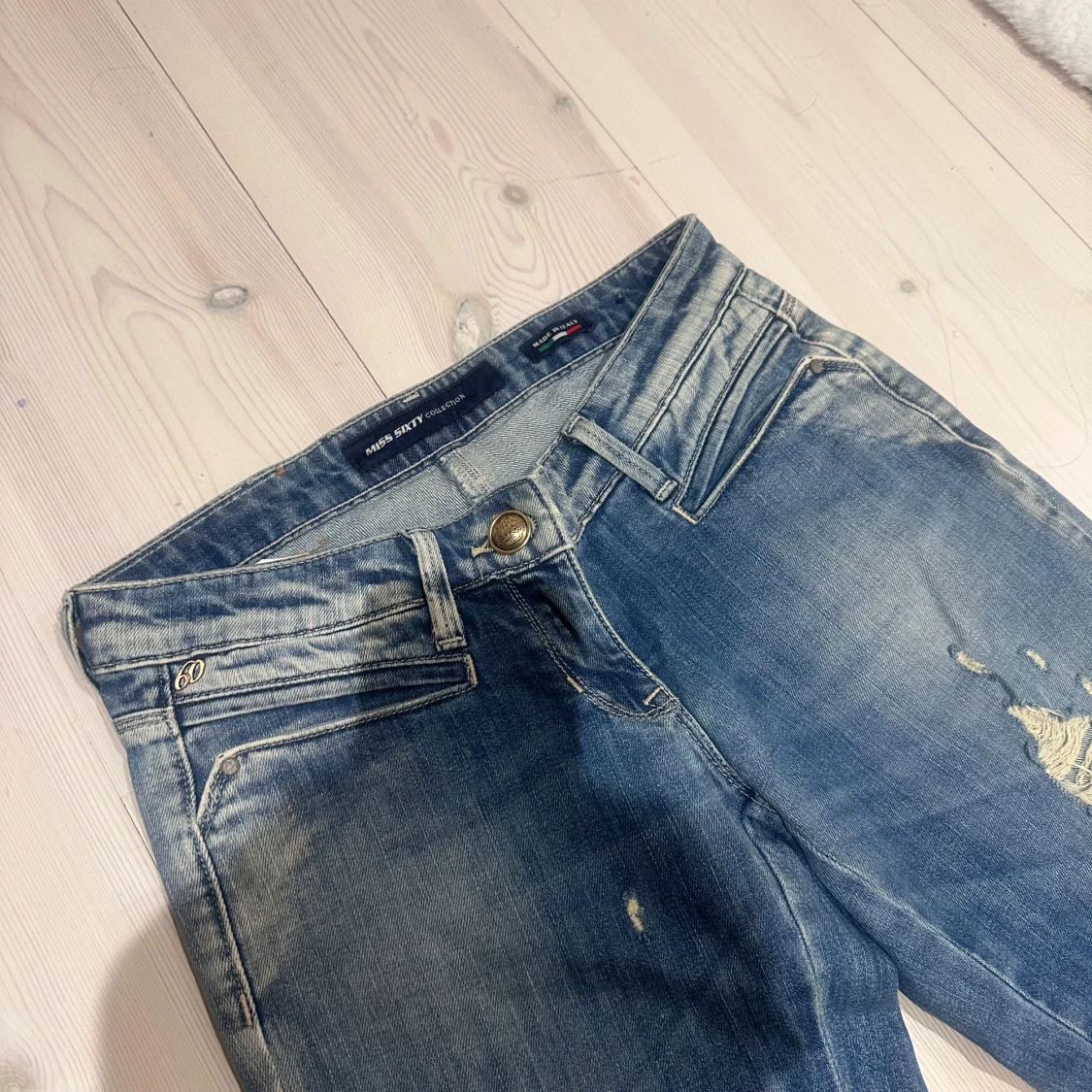 Blå jeans med slitningar - 1