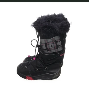 Svarta DC Shoes stövlar - Köpta från Sellpy, använda ett fåtal gånger. Märket på ena sidan är skadat, men annars fint skick! 