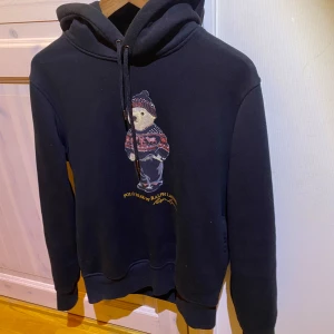 Polo bear ralph lauren hoodie svart  - Säljer en svart hoodie från polo bear ralph lauren, riktigt fet och mycket bra skick. Hör av dig för minsta fundering!