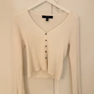 Beige ribbad kofta - Säljer denna ljusbeiga/gräddvita, ribbade, v-ringade tröjan från Vero Moda. Storlek M men liten i storleken + strechtig. Armarna är är vida längst ut.   Använd fåtal gånger, inga defekter. Hör av er vid funderingar eller bild på!❤️