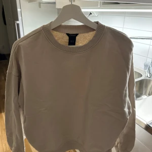 Beige sweatshirt från H&M - Säljer en stilren beige sweatshirt från H&M. Tröjan har en rund halsringning och långa ärmar. Perfekt för en avslappnad look.