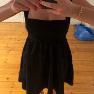 Svart kort klänning - Sååå snygg svart klänning, Perfekt för en utekväll eller speciella tillfällen!! 🤩Jag skulle säga att klänningen passar XS-M då materialet är väldigt stretchigt 😊