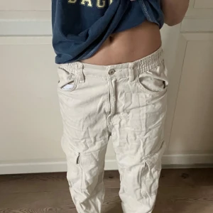 Bershka cargo byxor - Snygga bershka cargo byxor! Inga defekter, inte mycket använda🤍