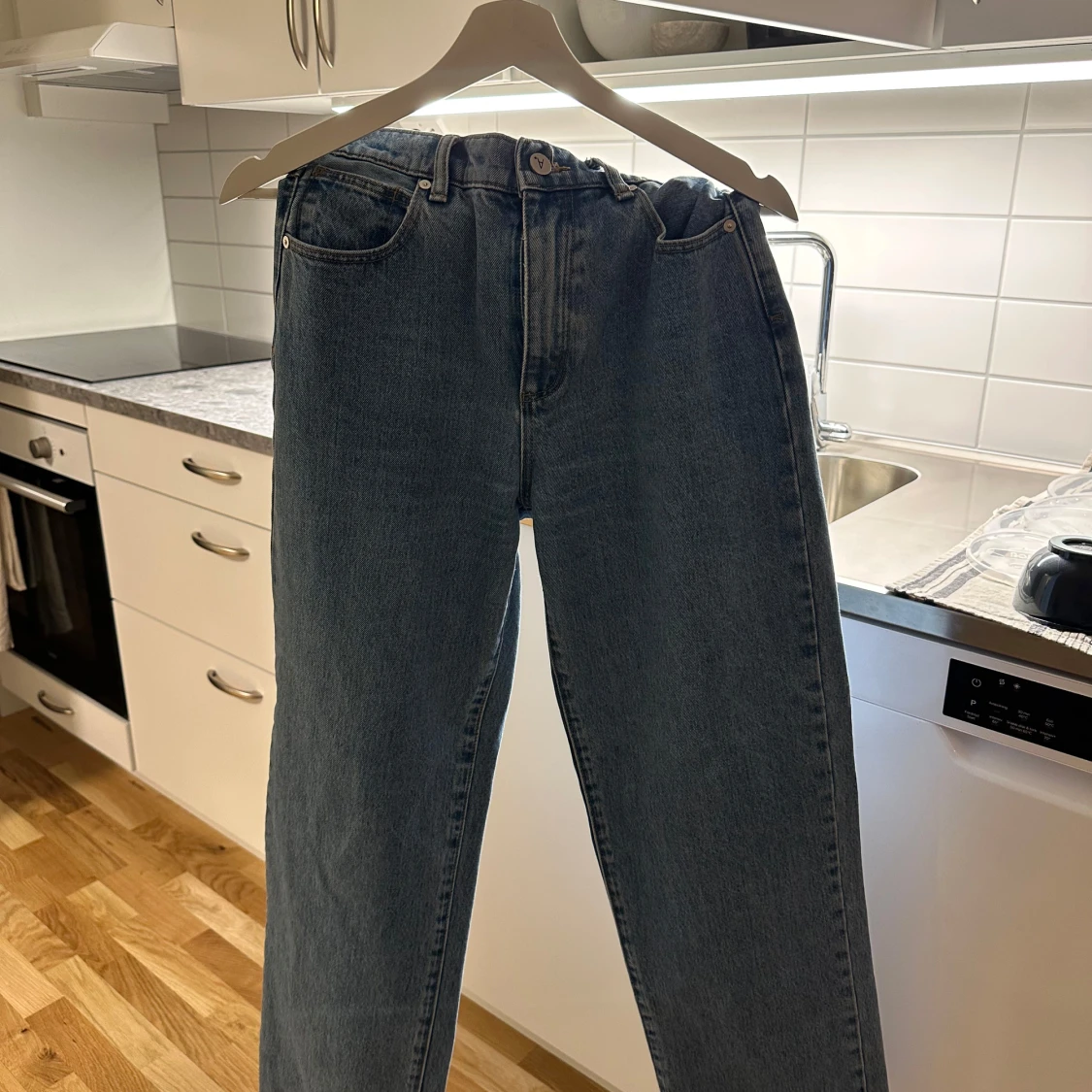 Blå jeans med hög midja