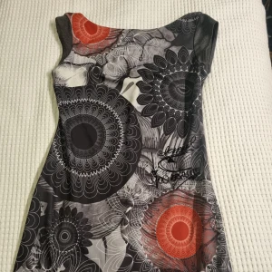 Klänning från Desigual - Mönstrad kort klänning från  Desigual stl 40 Använd några gånger 