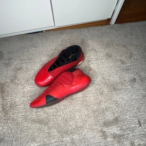 Harden 7 röda basket skor  -  snygga röda basket skor i bra skick jätte bra grep va mina favorit basket skor tills dom blev för små 