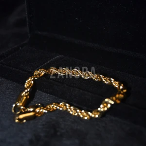 FRI FRAKT | ZANORA | CORDELL ARMBAND | ROSTFRITT STÅL GOLD TONAD | 5MM - 20CM |  - ZANORA Cordell Armband i rostfritt stål, goldtonad, ger en stilren och modern touch till din look. Med en bredd på 5 mm och en längd på 20 cm passar det perfekt för både vardag och fest. Armbandet är hållbart, vattentåligt och håller länge tack vare högkvalitativt material. ZANORA grundades 2024 med visionen att skapa tidlösa smycken för alla. Har du några frågor? Tveka inte att höra av dig till oss!