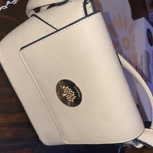 MULBERRY väska Est.1971 - En MULBERRY väska. Använt cirka 1 gång. Jag har ingen användning av den.