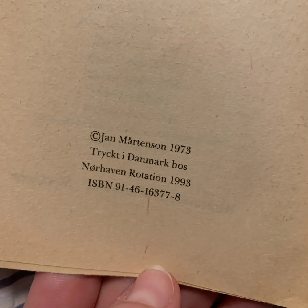 Säljer boken 'Helgeandsmordet' av Jan Mårtenson, en spännande Homan-bok. Utgiven av Wahlström & Widstrand, tryckt 1993 i Danmark. Perfekt för dig som gillar deckare och mysterier!. Böcker.