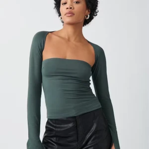 Mörkgrön tubtopp med långa ärmar - Snygg mörkgrön tubtopp med långa ärmar. Perfekt för en stilren look, passar både till kjol och byxor. Toppen har en tight passform och är tillverkad i ett mjukt material.