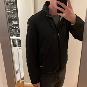 Parajumper vindjacka/Field jacket - Säljer min storebrors parajumper field jacka för en billig peng, måttligt användning och inga flaws. Storlek L men är väldigt liten i storleken, modellen är 187 lång och den är för liten i längden men bra i armar.