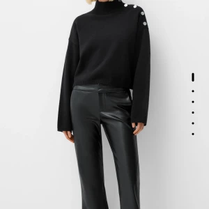 Svarta skinnbyxor - Lågmidjade skinnbyxor, aldrig använda, skitsnugga!