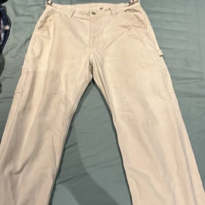 Beige cargopants - Hej. Jag säljer snygga beige cargopants från Yoke med flera praktiska fickor. Byxorna är köpta för 2 år sen men har inte använd sen dess. Dessa cargonpants är köpta från junkyard och kostade 1000 kr men säljer dom för 400 kr,har en avslappnad passform då det är straight och är perfekta för en casual look. Tillverkade i ett slitstarkt material som passar bra för vardagsbruk.