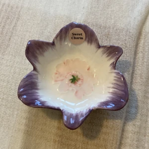Smyckesskål  - En skål som man kan ha smycken i. Det är en blomma med rosa och lila detaljer och den är inte använd. Originalpriset var 120kr. Priset kan ju såklart diskuteras💕🌸