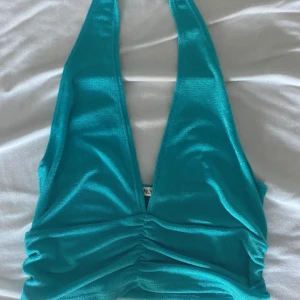 halter topp - super fin och sommrig halter topp med veck från nelly, perfekt till sommaren, aldrig använd, stl S.