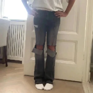 Lågmidjade jeans med slits och hål - Snygga grå jeans från bershka, hålen är egengjorda, knappt använda.