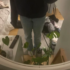blå jeans - superfina jeans som tyvärr inte passar mig längre, är använda men i bra skick, utan lite slitet längst ner när bak, men ingen som syns💕💕 