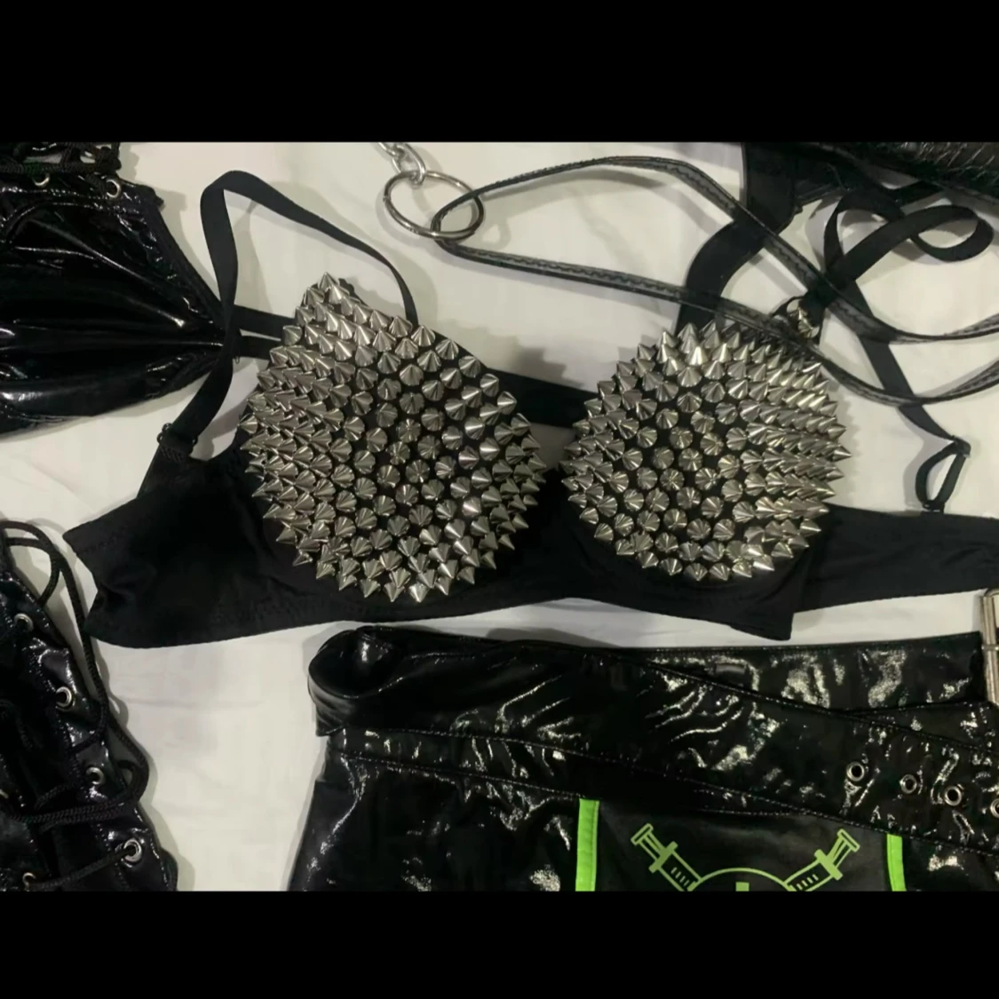 Svart bh med Nitar