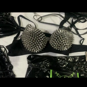 Svart bh med Nitar - Svart Nit bh, Storlek ”70B” Justerbara axelband. Oanvänd. Ordinarie pris 300kr säljer för 250kr. Pris går att Diskuteras om.
