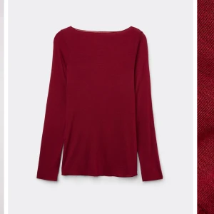 Vinröd intimissimi tröja - Snygg vinröd tunn tröja från intimissimi, använd typ 2 gånger och inga defekter förutom några små trådar som kan hänga löst eller synas i materialet, storlek S!!🩷