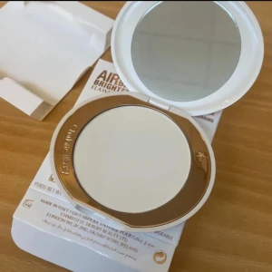 Charlotte Tilbury puder - Säljer en Airbrush Brightening Flawless Finish puder från Charlotte Tilbury. Kommer i original förpackning. Pris går att diskutera och kan skicka fler bilder💕