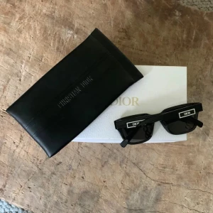 Svarta solglasögon från DIOR - Snygga svarta solglasögon från Dior. Typ aldrig använda, inget fel på dem. Köpta för 3350kr på nk. Allt på bilden medföljs. Har kvitto online