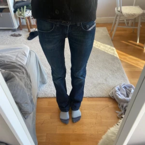 Mörkblå Dieseljeans  - Jättesnygga mörkblå diesel jeans med en klassisk straight passform. De har en lågmidjad design och är perfekta för en avslappnad stil. Mycket bra skick! Storlek S