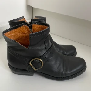 Fiorentini Baker - Superfina låga svarta boots från Fiorentini Baker. Strl 37,5. Passar till allt! Skick se bilder. Säljes enbart då de är lite för små. Nypris 4 500 kr.