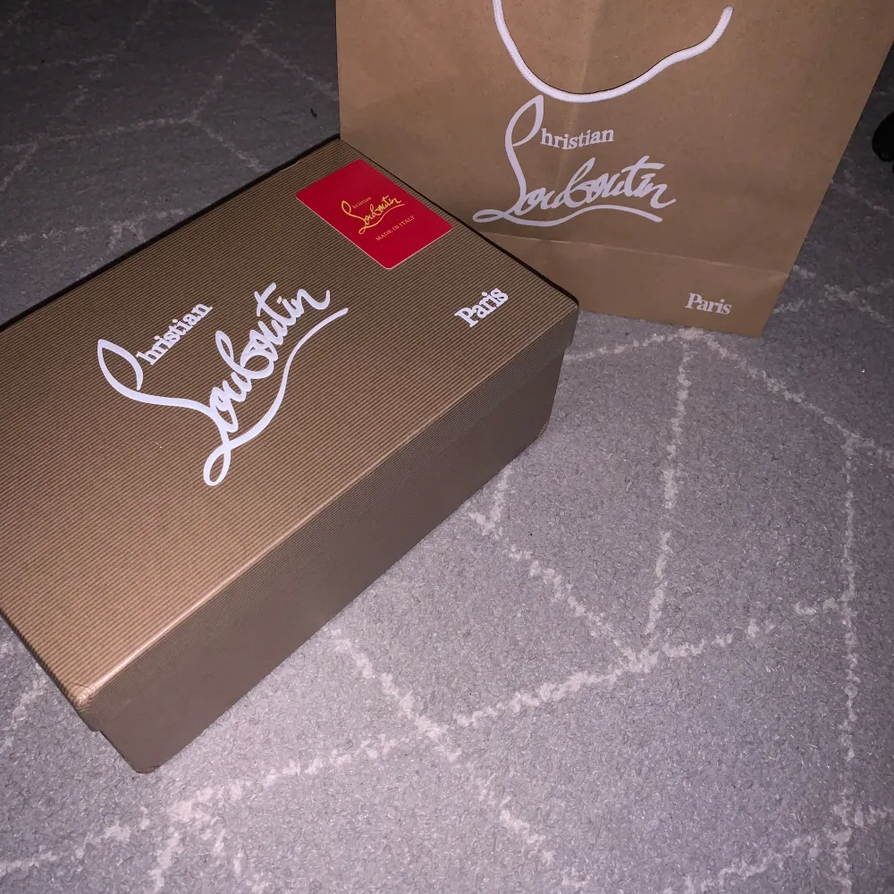Säljer nu en Christian louboutin kartong. (OBS ENDAST KARTONGEN INGA SKOR MEDKOMMER) Många har berättat att de skulle vilja ha kartongen som dekoration därför säljer jag nu den för att se om det finns mer intresse. Röda kortet medkommer.. Kengät.