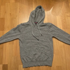 Grå kashmir hoodie från William de Faye - Säljer en stilren grå kashmir hoodie från William de Faye. Perfekt för en avslappnad look. Den är i storleken small och nypris på ca 1500. Välanvänd och lite nopprig därav det låga priset. Priset är inte spikat och är villig att förhandla