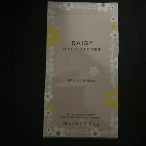 Daisy Eau So Fresh från Marc Jacobs - Daisy Eau So Fresh från Marc Jacobs är en fräsch och blommig eau de toilette. Flaskan rymmer 75 ml och har en lekfull design med blommor i gult och vitt på förpackningen. Perfekt för den som älskar en lätt och uppfriskande doft.