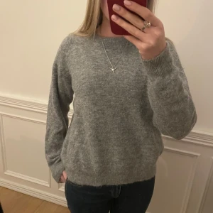 Grå stickad tröja - Mysig grå stickad tröja. Perfekt för kyliga dagar och ett säkert kort i garderoben💕💕 Tröjan är i M, men skulle uppskatta den som en storlek S