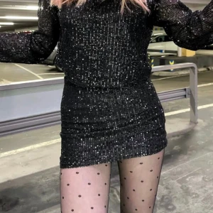 Svart glittrig kjol från Missay - Snygg svart kort glittrig kjol från Missäy i storlek XS/S. Köpte denna för en vecka sedan men kom aldrig till användning, aldrig använd endast provad och prislapp och kvitto finns kvar!💞💞