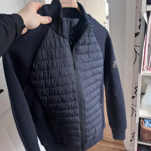 Mörkblå cardigan - Ecoalf cardigan, köpte för 1499 men passade mig inte och jag glömde skicka tillbaka i tid. 