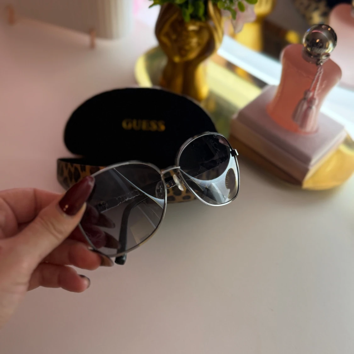 Solglasögon från Guess