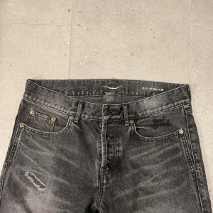 Saint laurent jeans - Tja säljer nu dessa otroligt snygga saint laurent jeans. Dem är i fint skick! Jeansen har snygga detaljer vilket lyfter upp jeansen. Nypris runt 4-5000kr! Strl m vilket motsvarar ungefär 29-30, mått kan skickas om det behövs. Passar bäst på någon runt 175cm. Bara att fråga vid eventuella funderingar mvh 