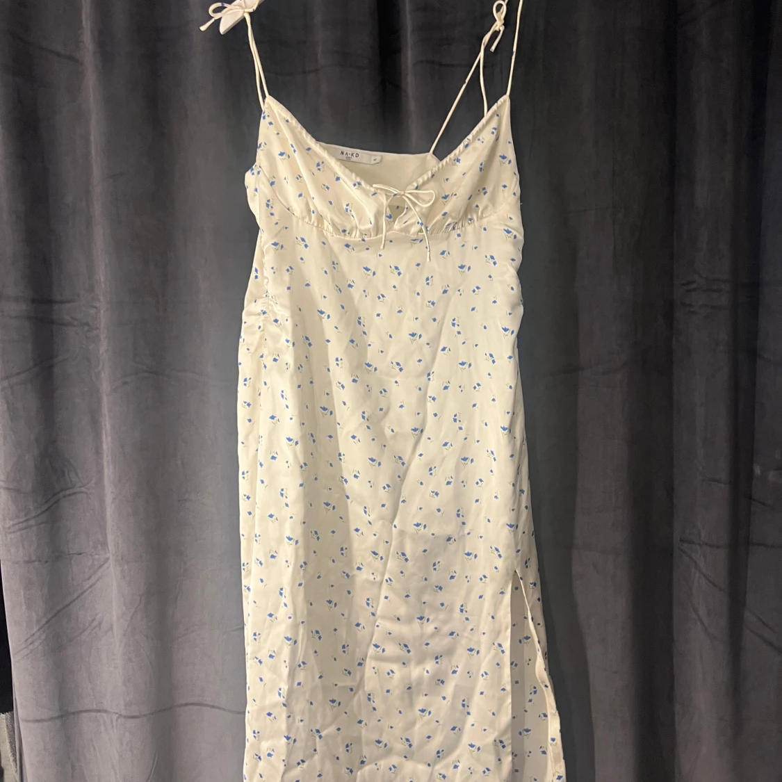 Vit blommig klänning från NA-KD