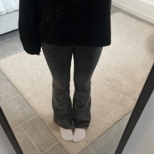 Gina low waist bootcut - Sååå najs och snygga lågmidjade jeans från Gina tricot😍😍😍 de är lite slitna längst ner vid ena benet (sista bilden) då de är långa på mig som är 166 men utöver det i bra skick!!!!