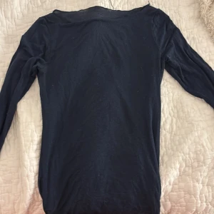 Mörkblå långärmad tröja - Säljer en mörkblå intimissimi tröja i ett tunt material. I storlek S använd fåtal gånger och är i ett bra skick.