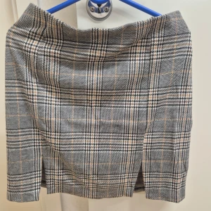 Rutig kjol H&M XS - Kjolen har slits framtill. Använd 1 gång.