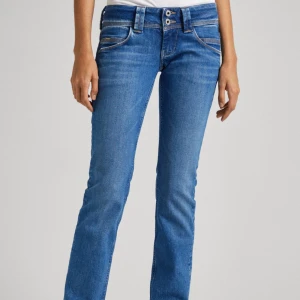 Pepe Jeans  - Säljer mina älskade pepe jeans då jag inte känner att det kommer till användning längre. Orginalpriset ligger på ca 1200kr. Jeansen är i väldigt gott skick och varsamt använda💗 Jag är ca 165 och dem är perfekta på mig. Har vanligtvis 32/34 i jeans💗