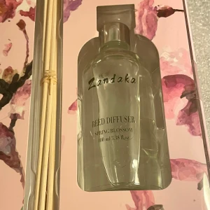 *NY*Zandaka Doftpinnar Körsbärsblom 100 ml, Presenttips  - Zandaka Reed Diffuser med en ljuvlig doft av vårblomning. Flaskan rymmer 100 ml och kommer med doftpinnar för att sprida en känsla av lugn och ro i hemmet. Perfekt för att skapa en fräsch och avslappnande atmosfär.