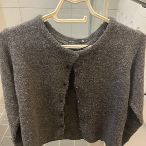 Grå kofta - Mysig grå kofta, från lager 157 org pris 200kr. Aldrig använd ute. Bara testat hemma. Jätte skönt och fint material, väldigt trendigt just nu.