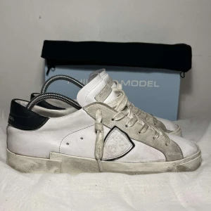 Philippe Model Skor - Philippe Model Skor | Skick: 8/10 | Storlek: 40 fits 41 | Tillbehör: Box och Dustbag |  Nypris: Ca 3000kr | Pris 1799kr | Priset kan diskuteras | Hör av er vid mer frågor | Mvh Leon