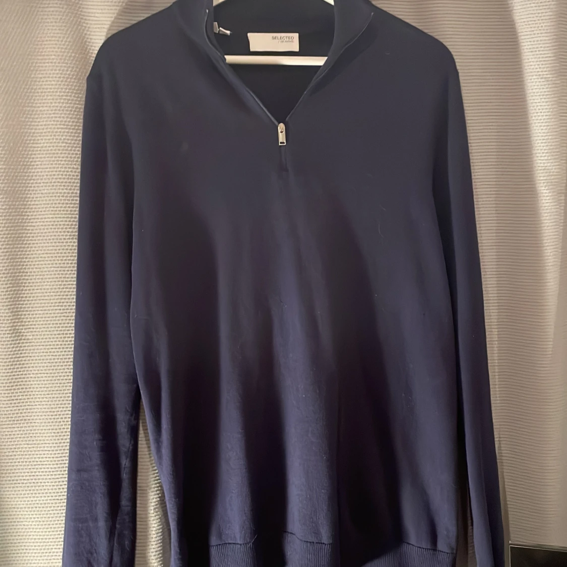 Mörkblå tröja med dragkedja från Selected Homme