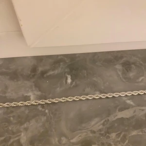 Cordell set - Cordell kedja 5mm 60cm. Cordell Armband 5mm 22cm. Säljer den för att jag har råkat beställa 2 styckna. Orörd och du får både Cordell kedja och armband samt påse med där du kan ha din kedja och armband. Den är råstfritt stål och den tål vatten och gör ej din nacke grön en perfekt set för att ha på din vardag eller på fest. OBS köp ej direkt utan hör av er vid funderingar eller för ett bud.