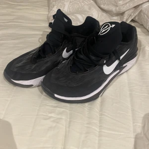 Nike Gt cut 2  - Säljer mina Gt cut 2 på grund av att dom inte kommer till användning. Nästa helt nya och inga skador på skorna. Priset är inte fast kan diskuteras vid snabb affär😁👍