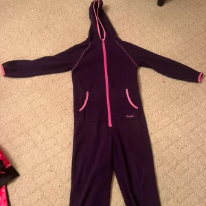 One-Piece-Pyjamas  - One-piece-pyjamas från Truxer, Mycket bra skick, rekommenderas till dig med barn som behöver ha något skönt att ha hemma! & Storlek 120